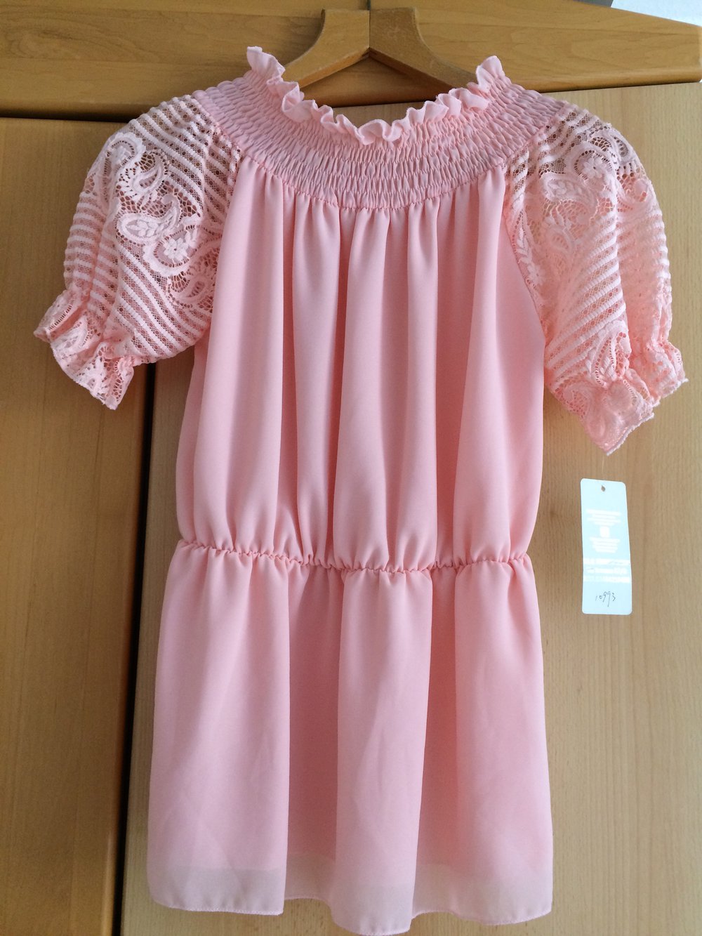 Kurzärmlige Bluse mit raffinierten Spitzenärmeln