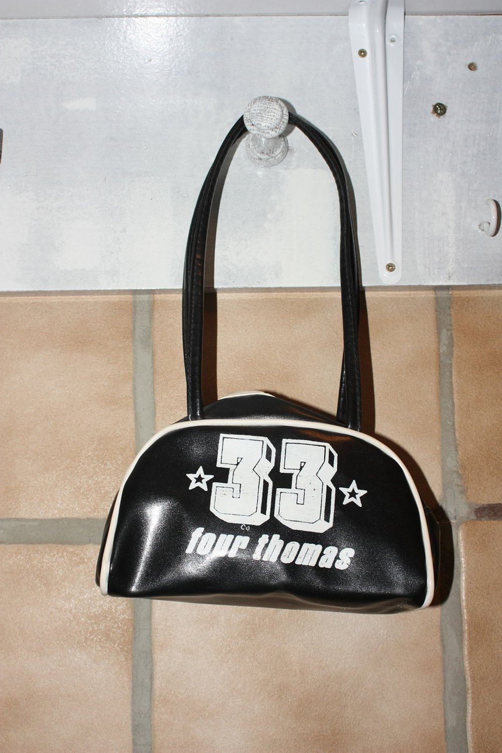 Süße kleine Handtasche, schwarz mit weißer Schrift