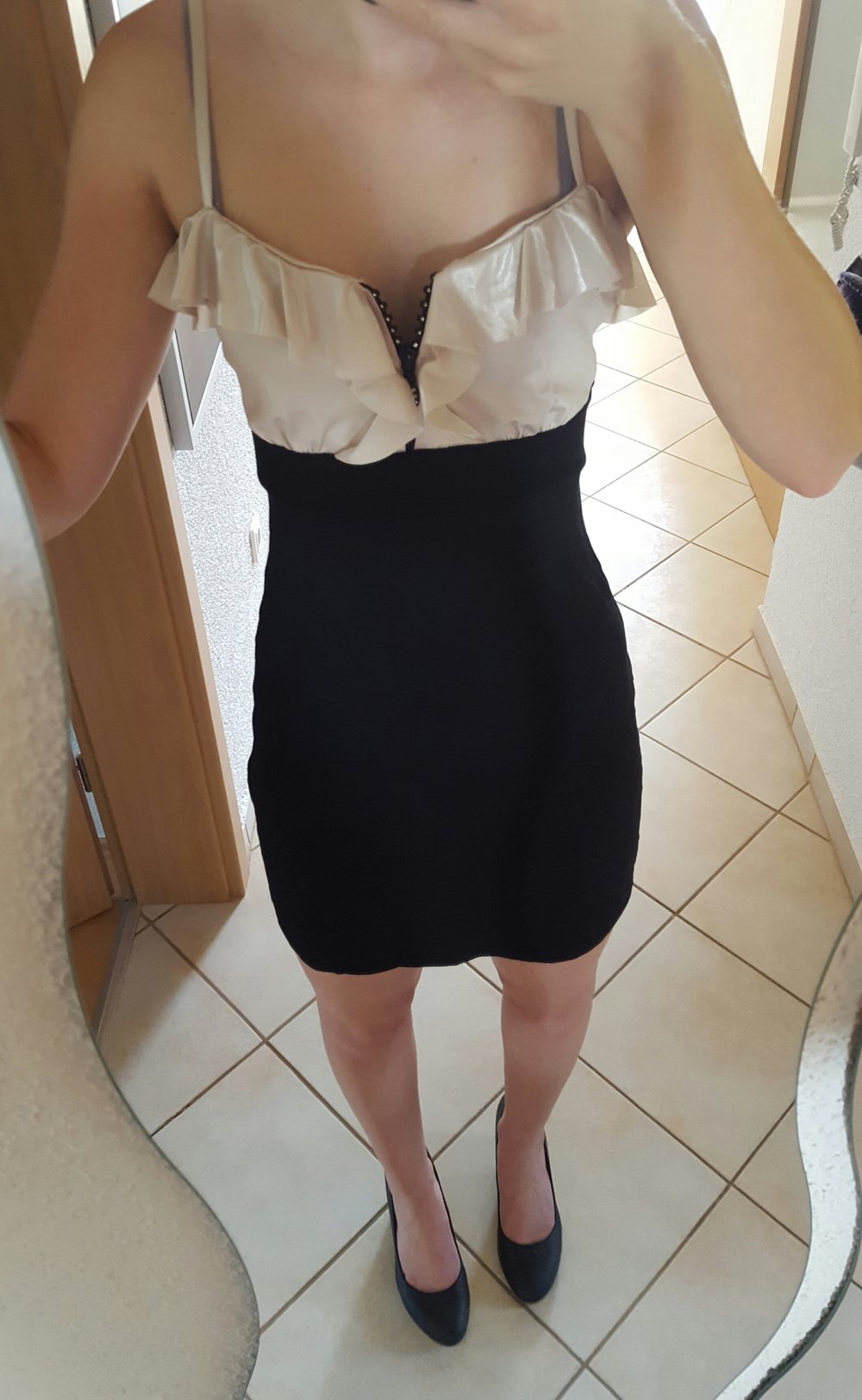 Schönes schwarz-cremefarbenes Kleid