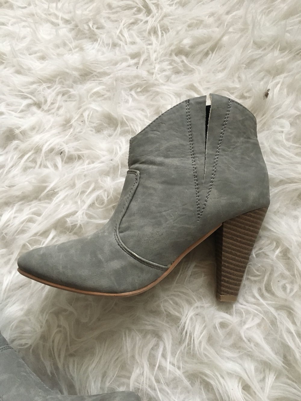 Stiefeletten mit Absatz in grau - Gr. 36