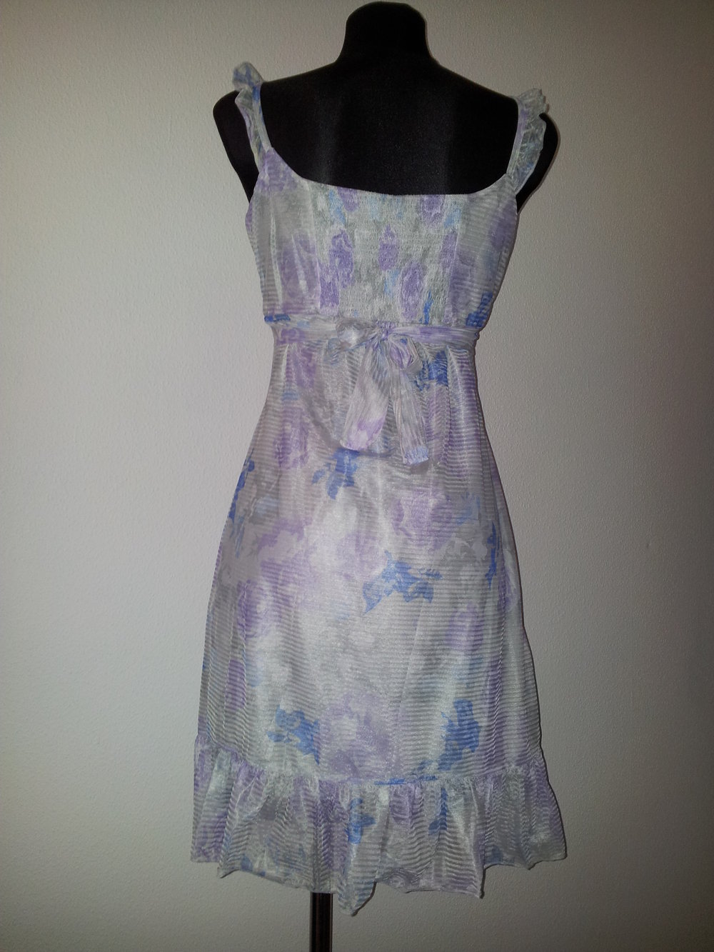 hübsches Kleid in grau und lila