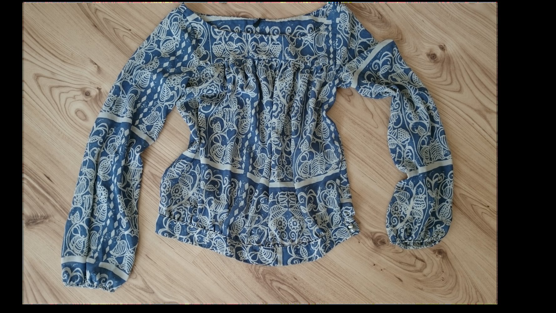 schöne gemusterte Bluse
