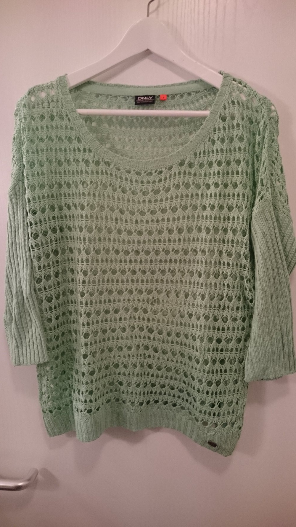 Mintiger und luftiger Strickpulli
