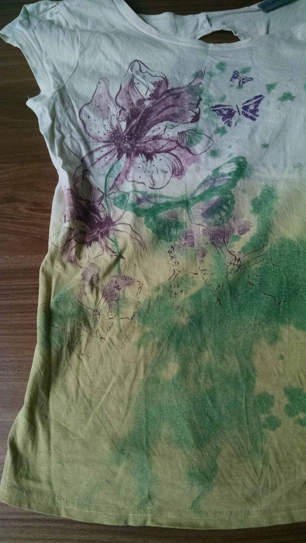 Tolles Schmetterlingshirt mit Rückenausschnitt