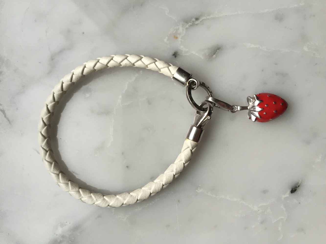 Lederarmband mit Erdbeerenanhänger