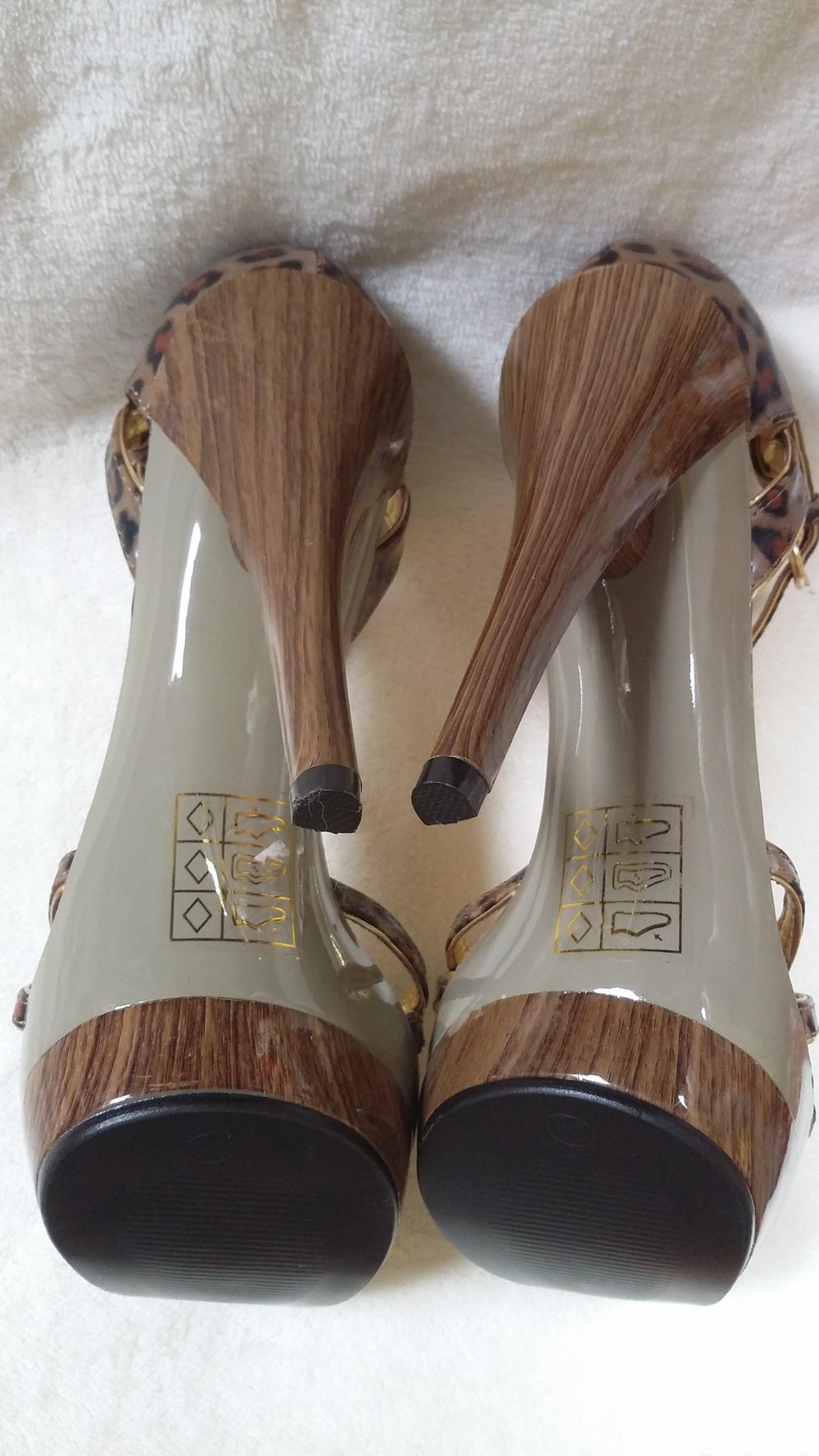 Top stylisch inszenierte Peeptoes Riemchen -Stilettoheels im Leo-Look