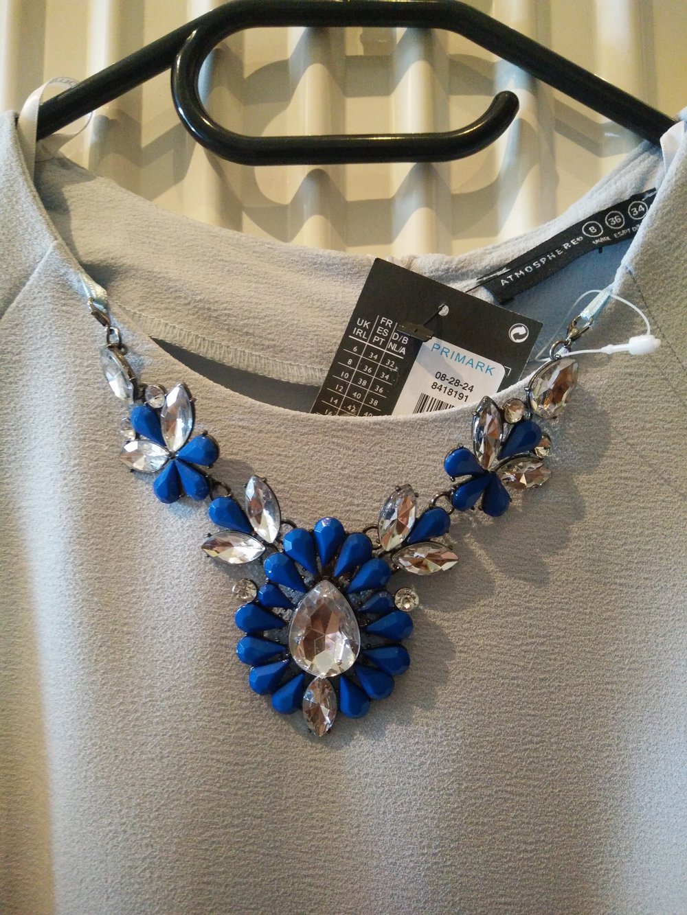 Hellblaues Kleid mit Kette von Primark
