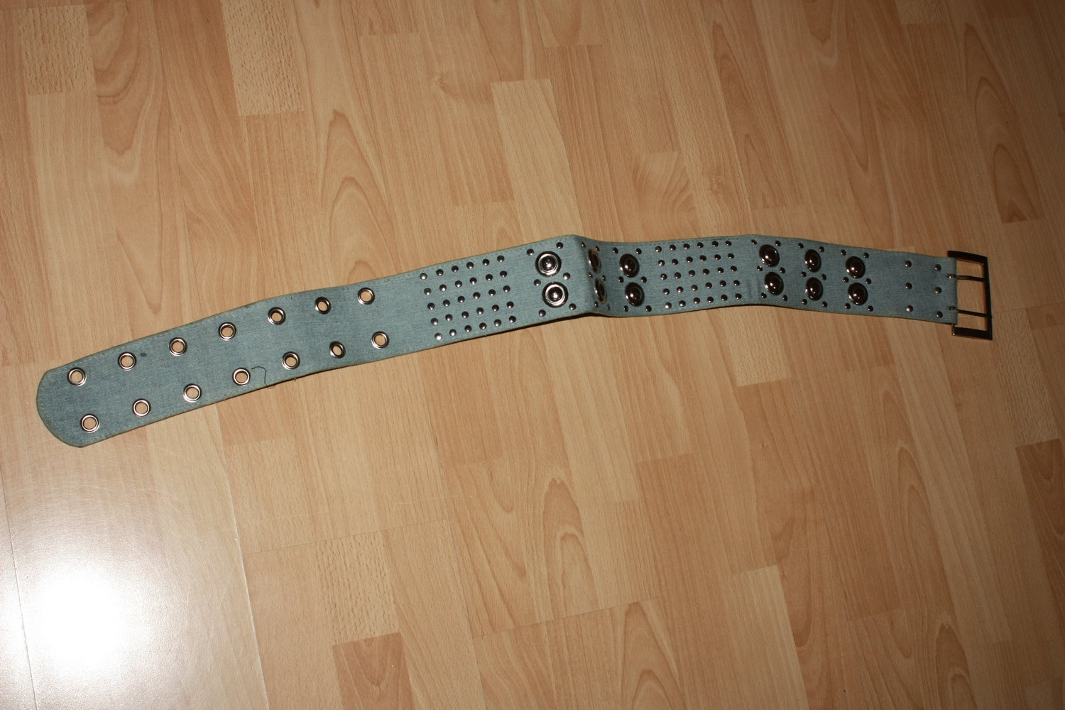 Breiter Jeans Gürtel mit Nieten