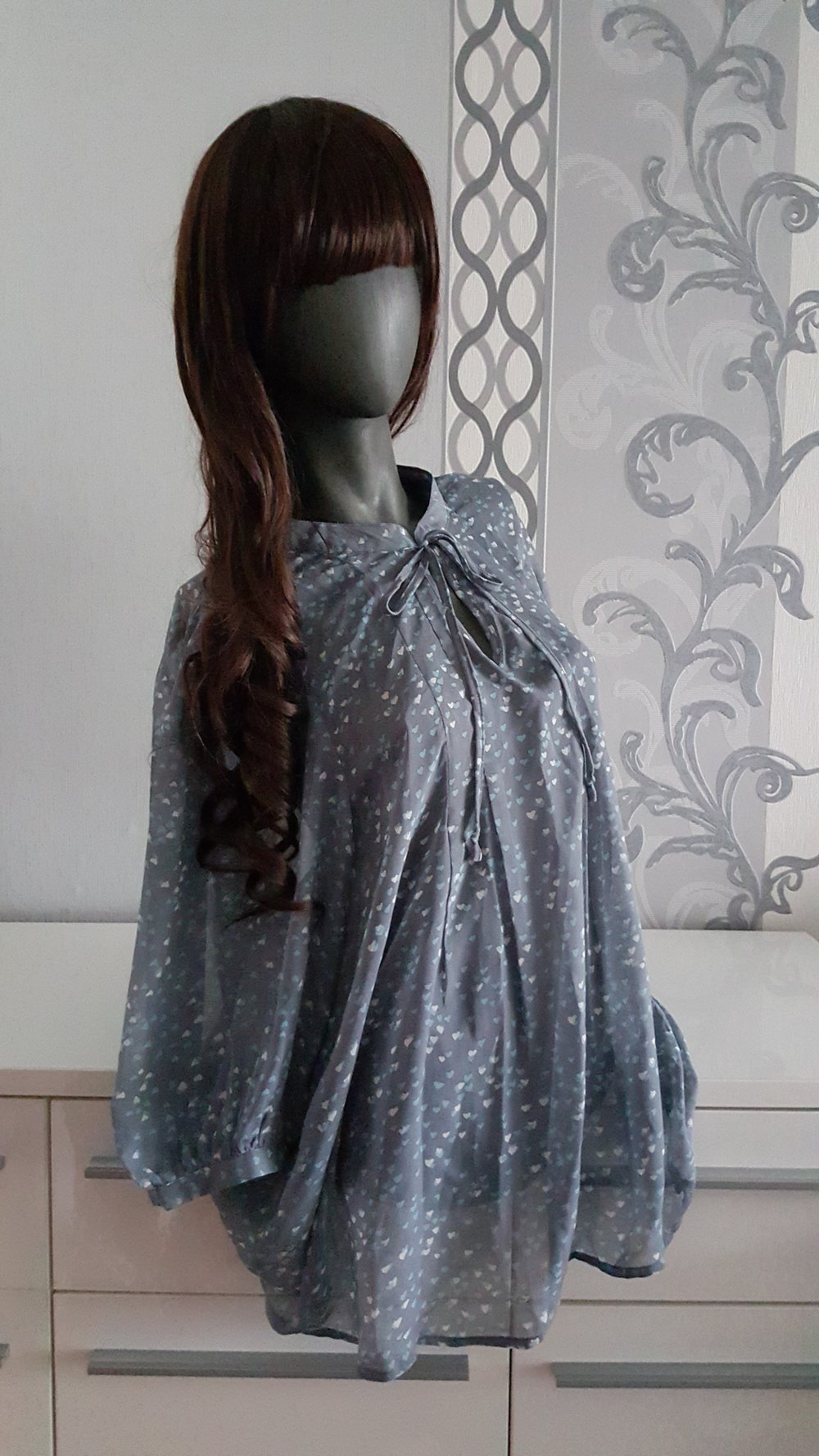 Graue Bluse mit Schleife und Herzen + graues Untershirt ausgez. M auch L XL 38 40 42