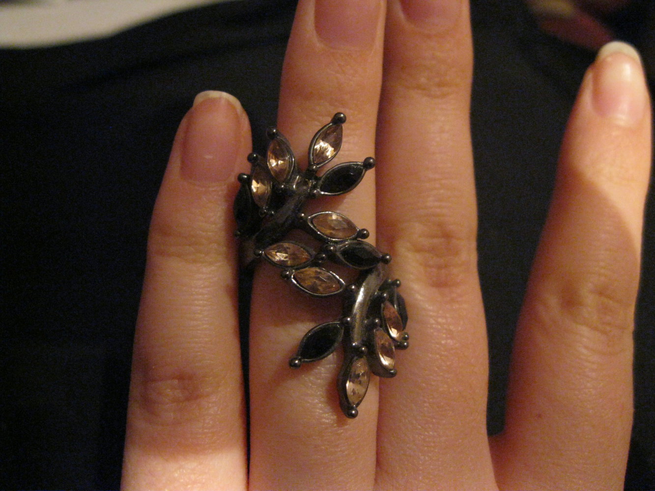 floraler Ring mit Ranken und Kristallen