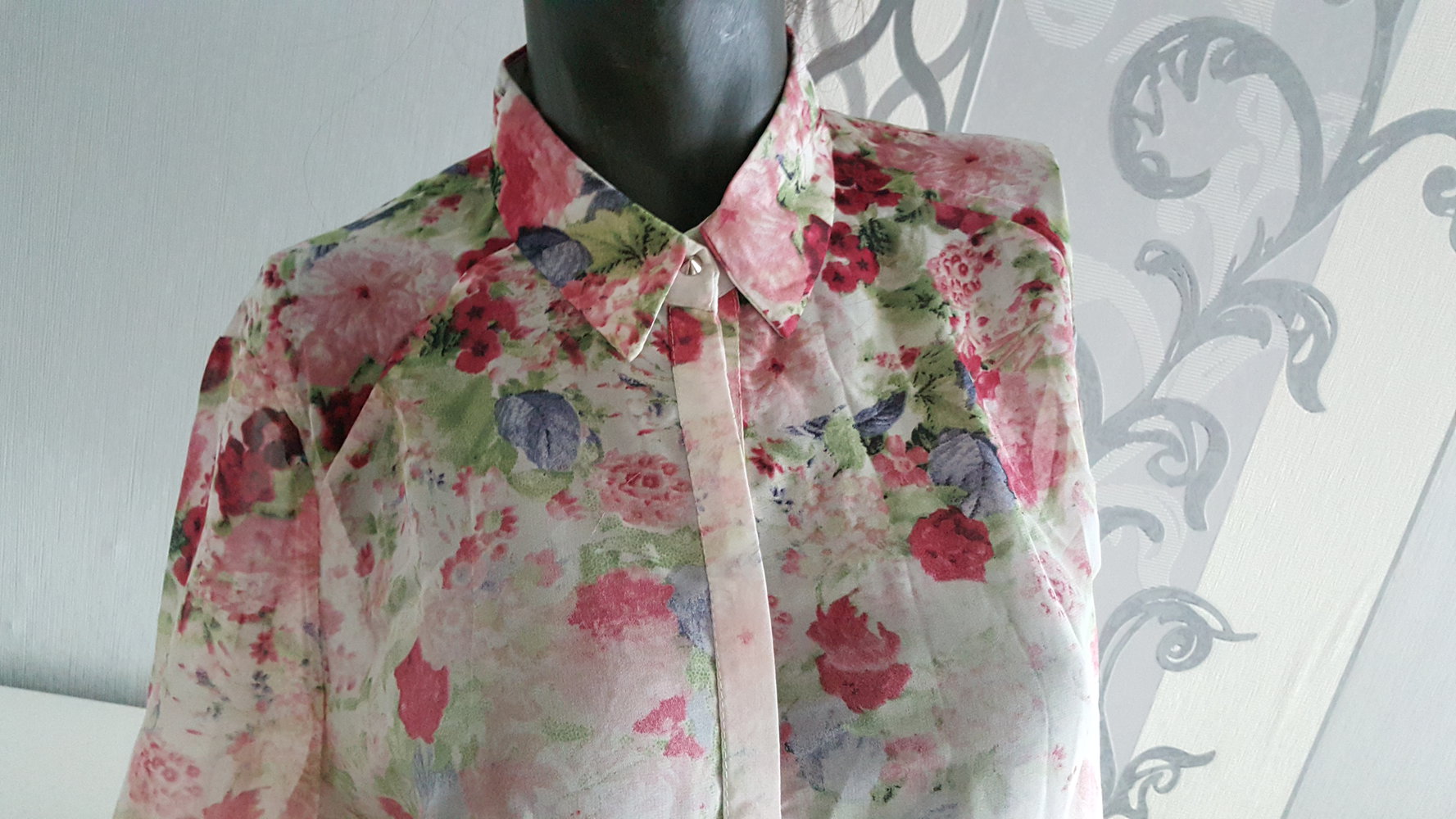 Bluse weiß oben mit bunten Blumen L 40