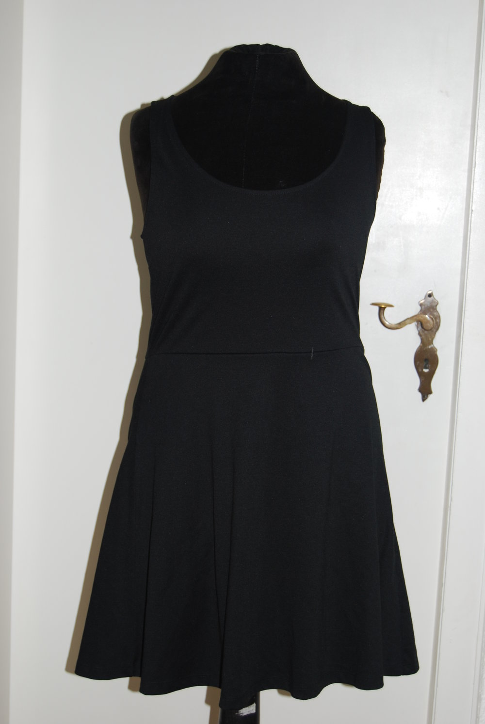 Schwarzes Kleid mit Trägerkreuz am Rücken 