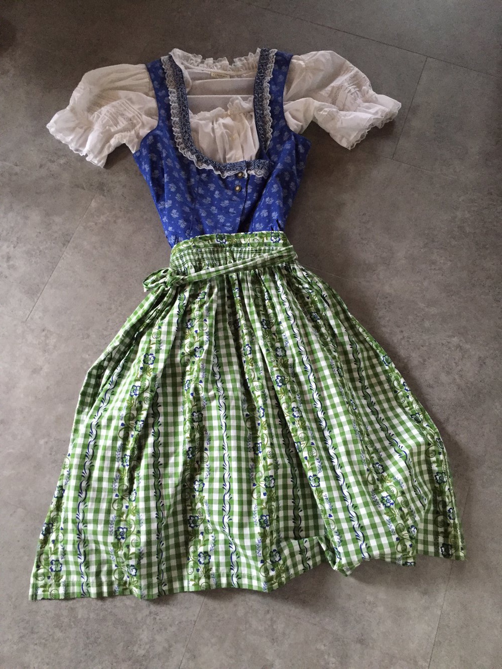 Dirndlkleid mit Bluse