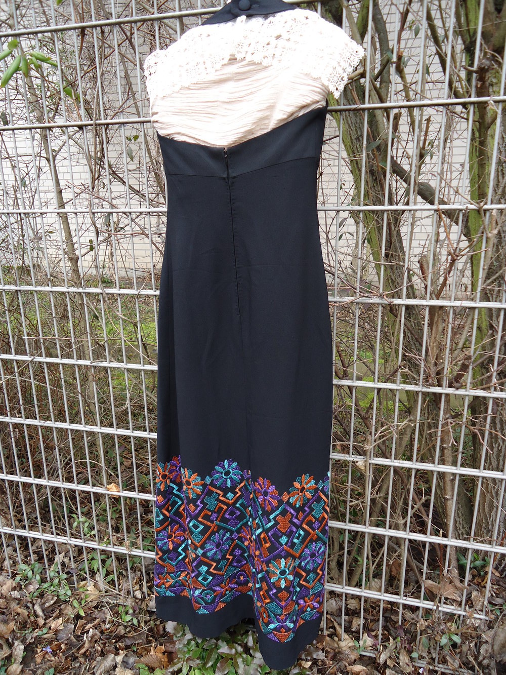 Besticktes langes Abendkleid