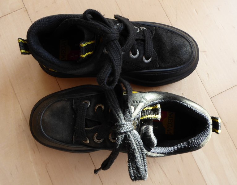 Schwarze Halbschuhe, Gr. 30