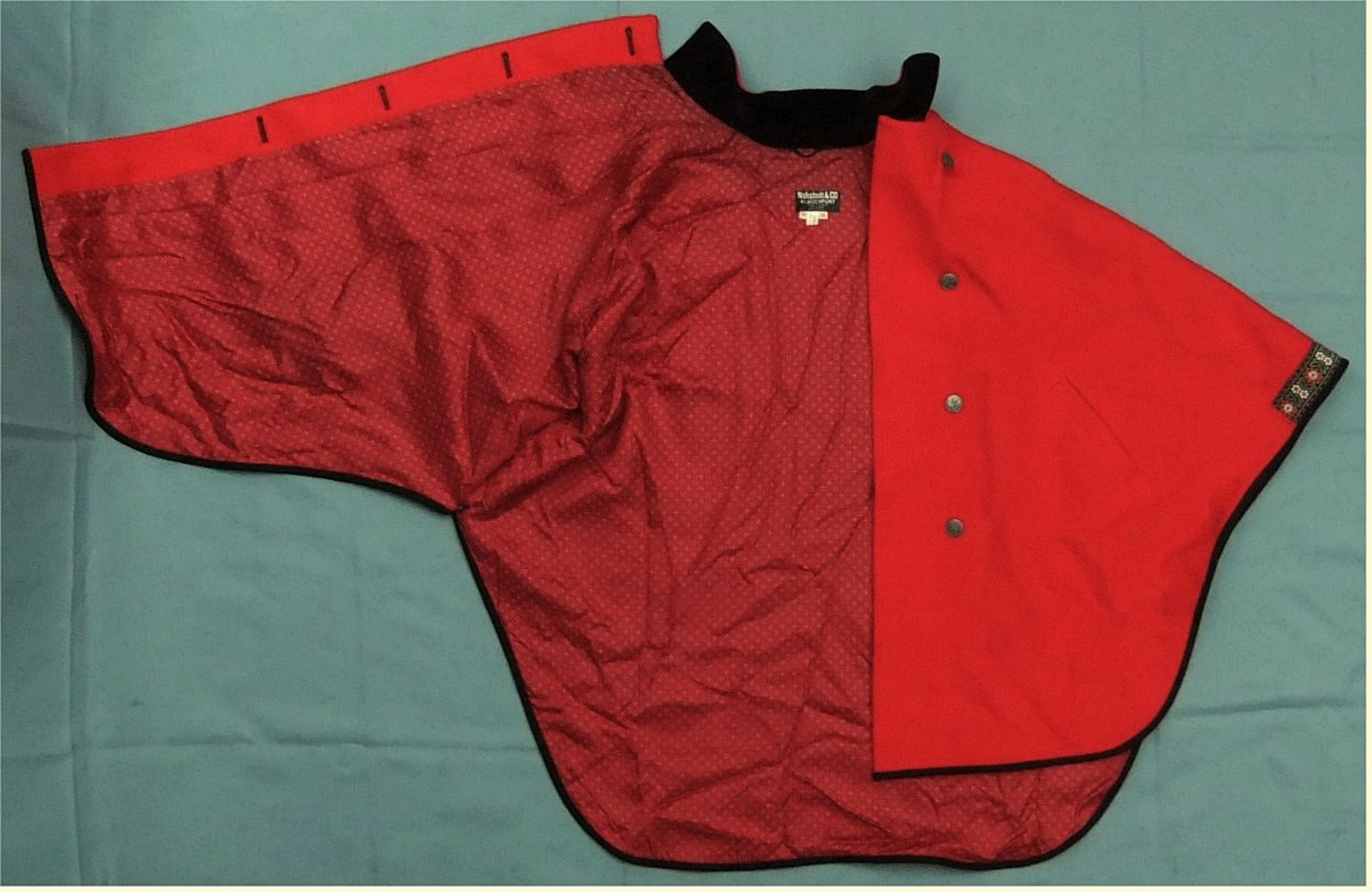 Nohstadt & Co - Trachten-Cape / Poncho - Rot mit Edelweiß-Volant und schwarzem Kragen - Größe 42