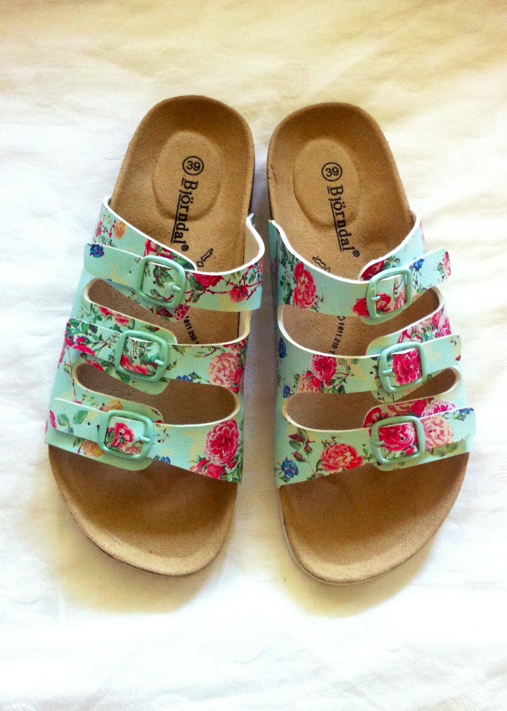 NEU Sandalen Hausschuhe bequem Fußbett Öko Schlappen bunt Blumen