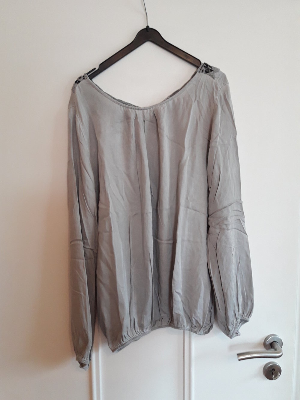 Bluse mit Rückenausschnitt grau Spitze Häkel