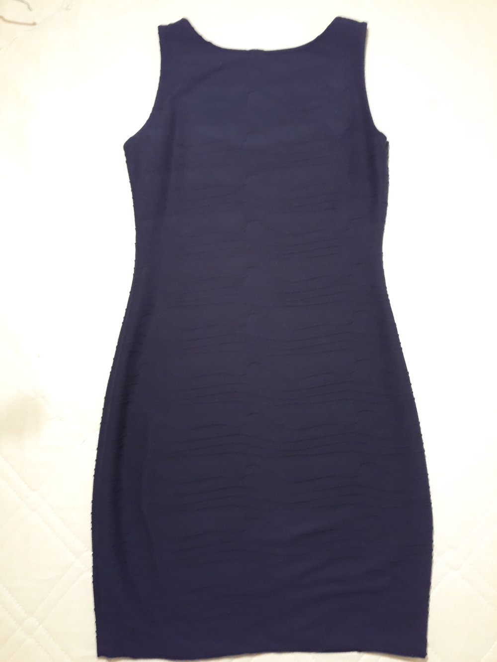 Enges blaues Kleid