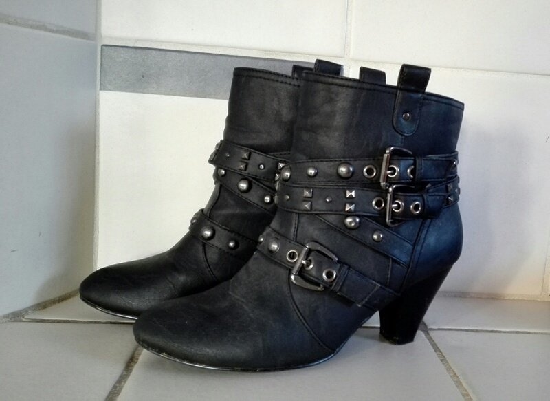 graue Stiefeletten mit Nieten