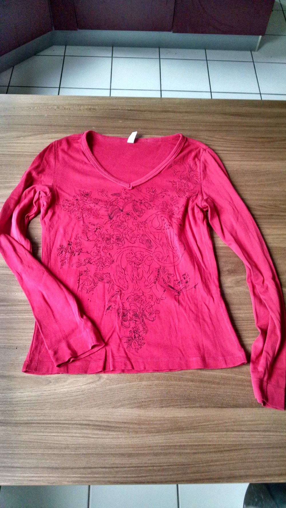 Rotes Langarmshirt