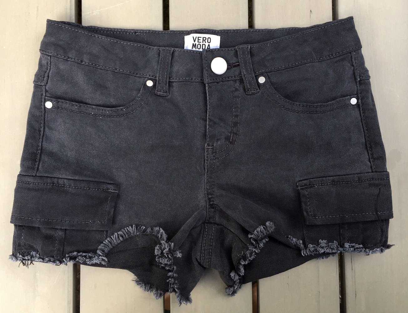 VERO MODA Hotpants SHORTS grau/schwarz Gr. 25