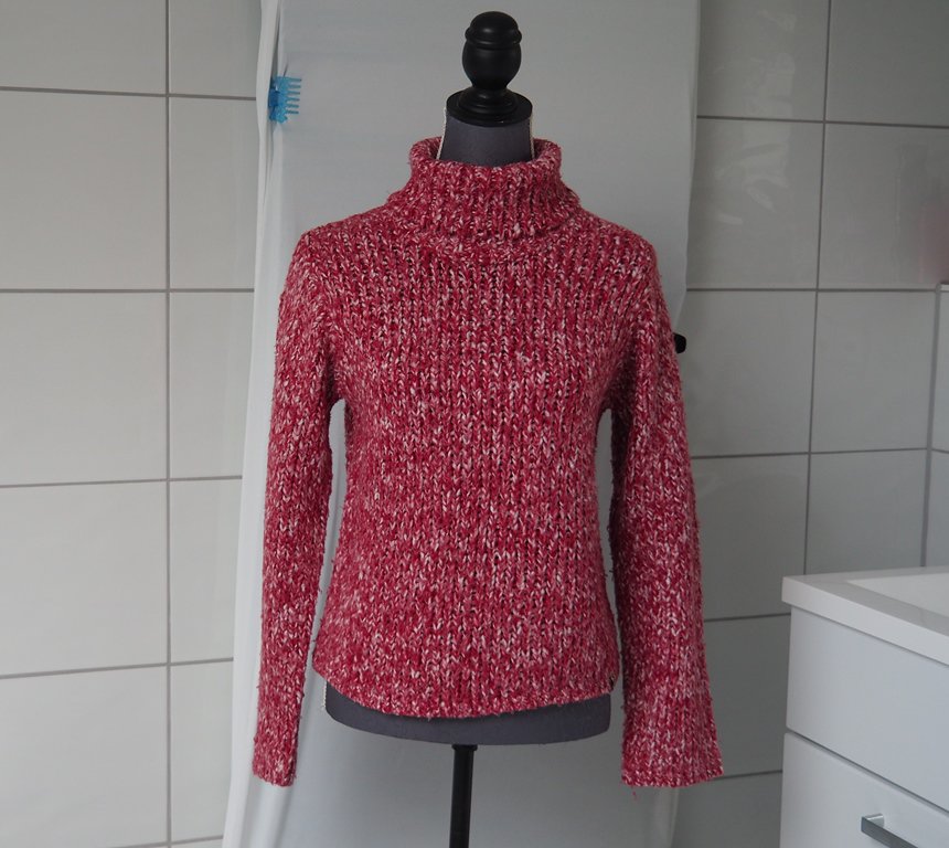 Schöner rot-weißer Strickpulli mit Rollkragen