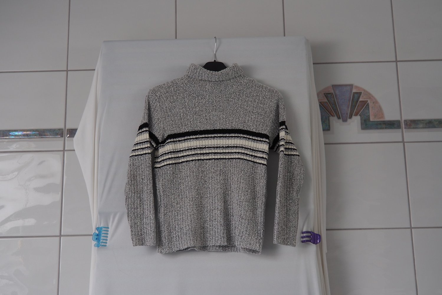 Grauer Pullover mit schwarz weißen Streifenmuster in Gr. 140