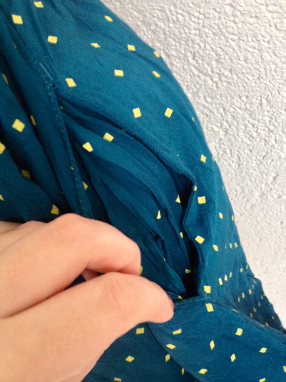 Sommerliches Kleid mit einem Punktemuster von QS by S.Oliver