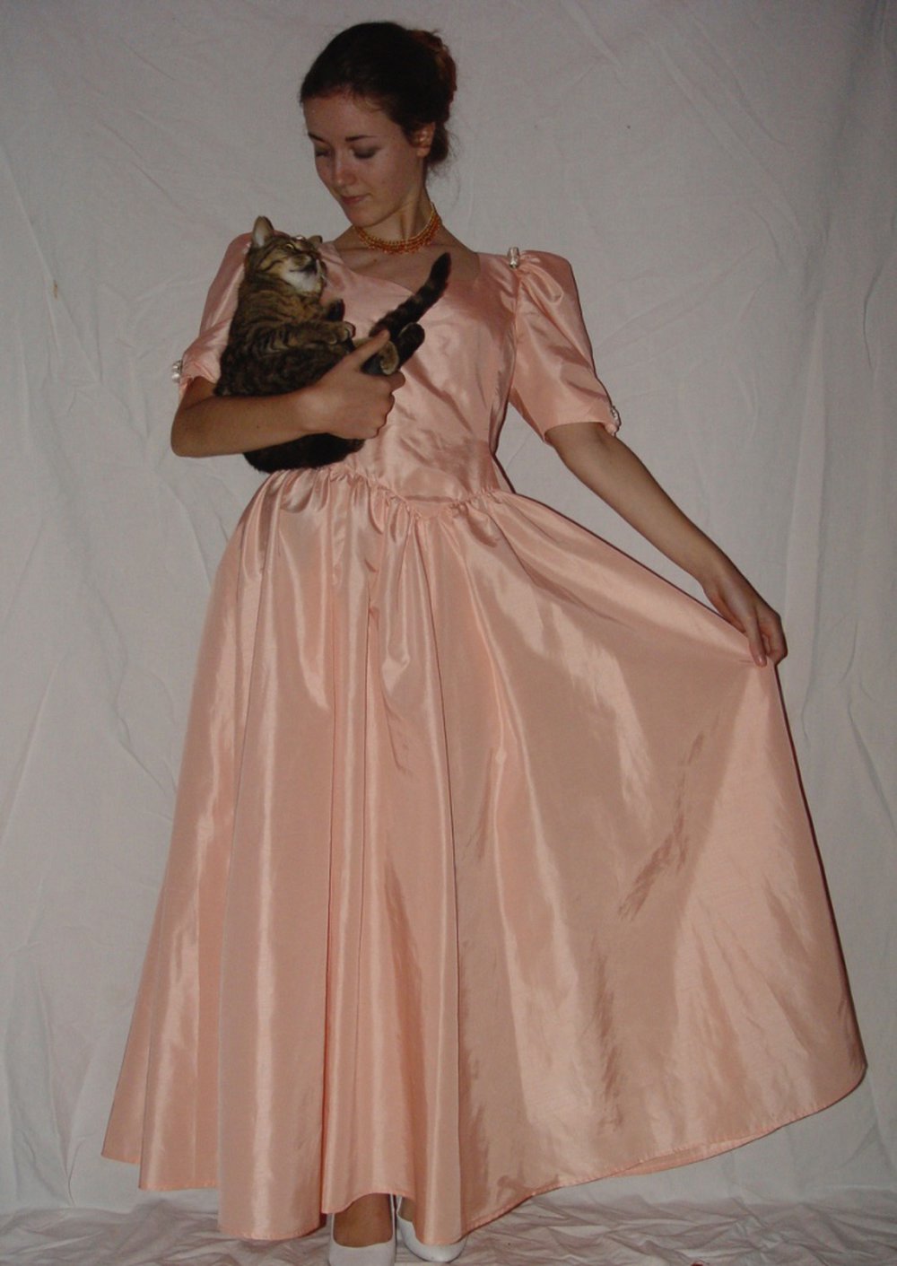 Ballkleid nude rosé lang schimmernd Puffärmel Schleife zauberhaft romatisch schön elegant Rosen Prinzessin Fee Kostüm glänzend historisch Tanzkleid