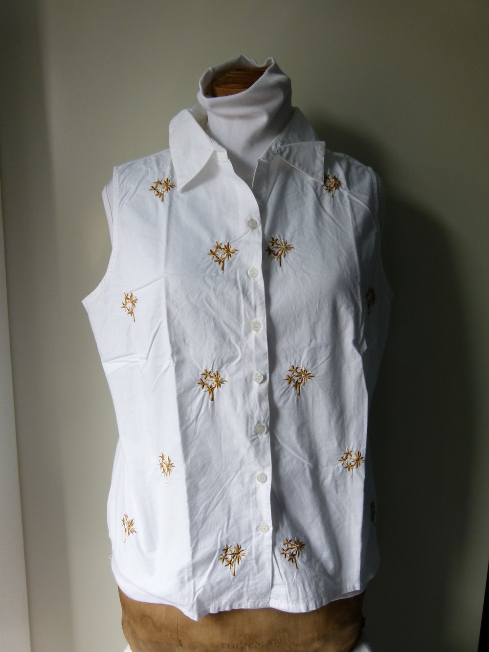 Ärmellose Bluse mit Blumen- Stickerei, weiß braun khaki, Boho Mori Landleben Goa Festival Sommer