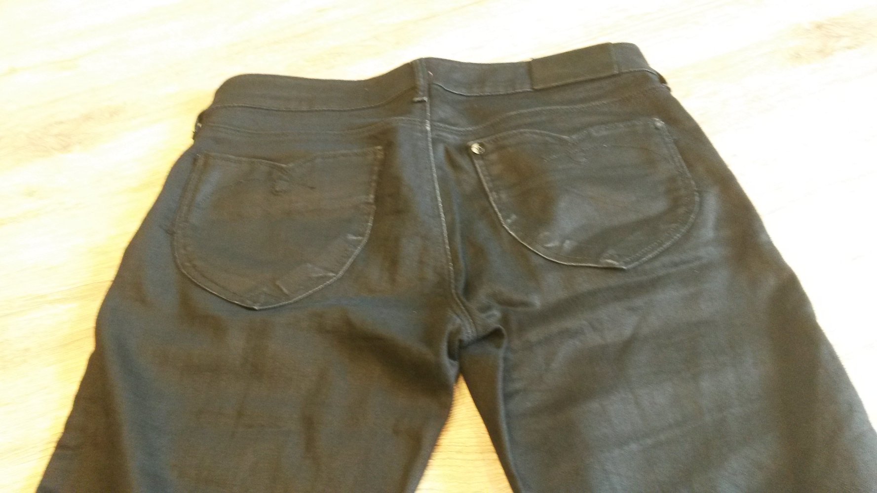 Beschichtete, schwarze Jeans