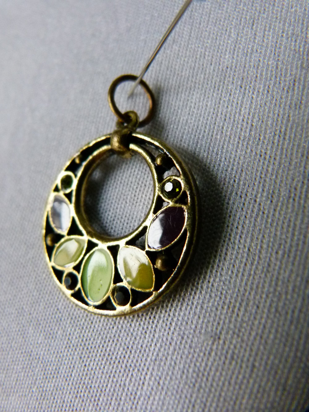 Runder Anhänger, altgoldenes Metall mit Strasssteinchen und farbigen Einlegearbeiten, Modeschmuck, Boho Goa Festival Hippie Mori