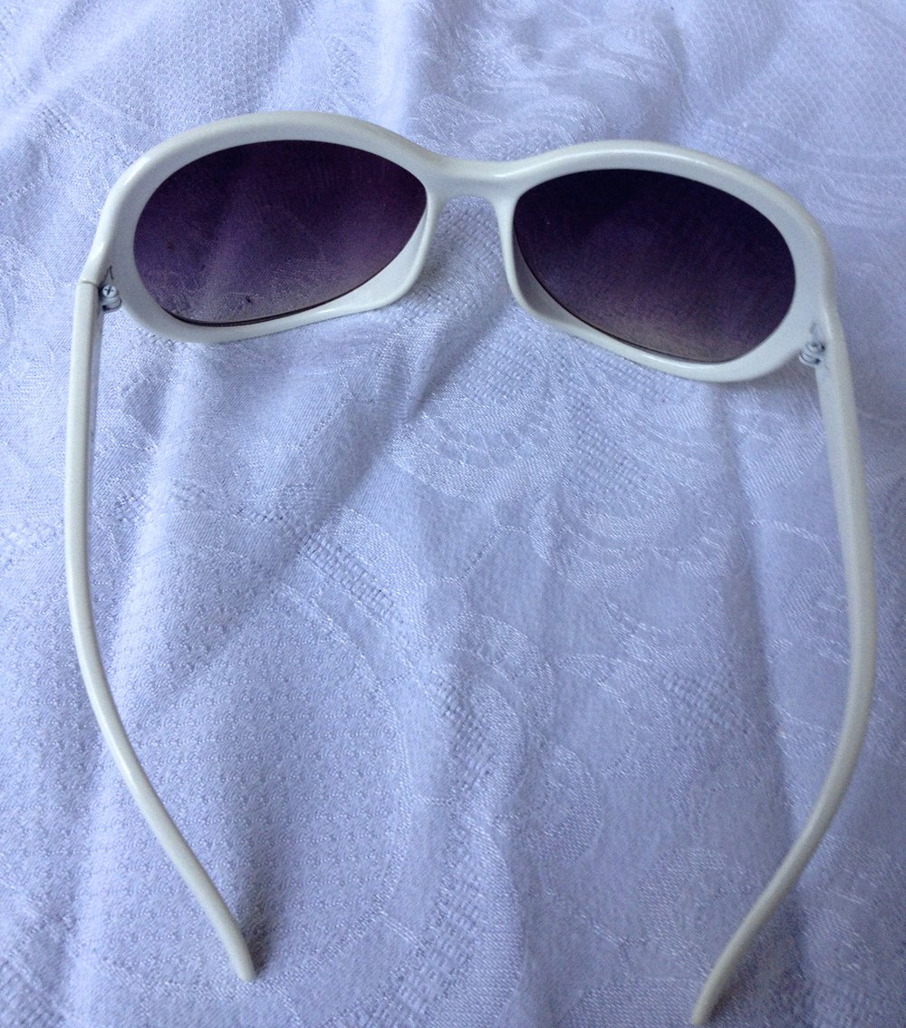 Hippe Sonnenbrille mit weißem Gestell