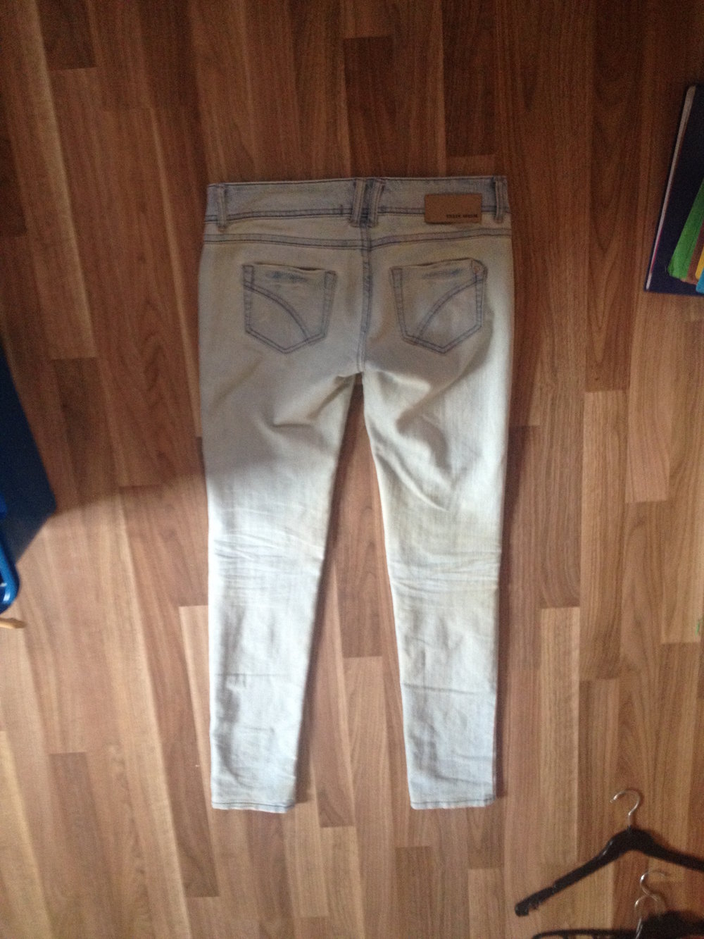 helle Röhrenjeans