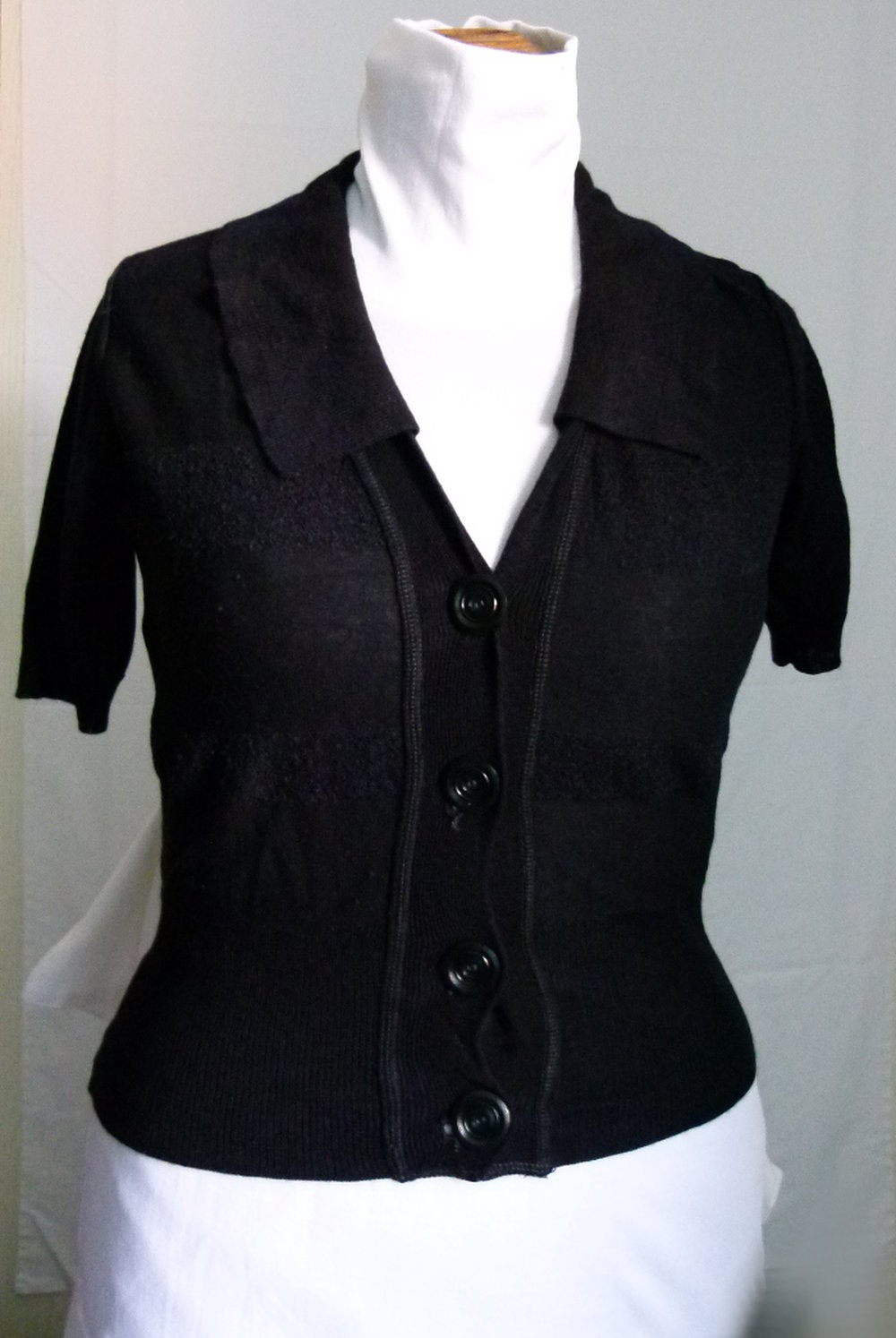 Kurzarm Jacke, Jäckchen, Feinstrick, schwarz, aus den 70ern, True Vintage Retro 70s Gothic Goa Festival Hippie Mori