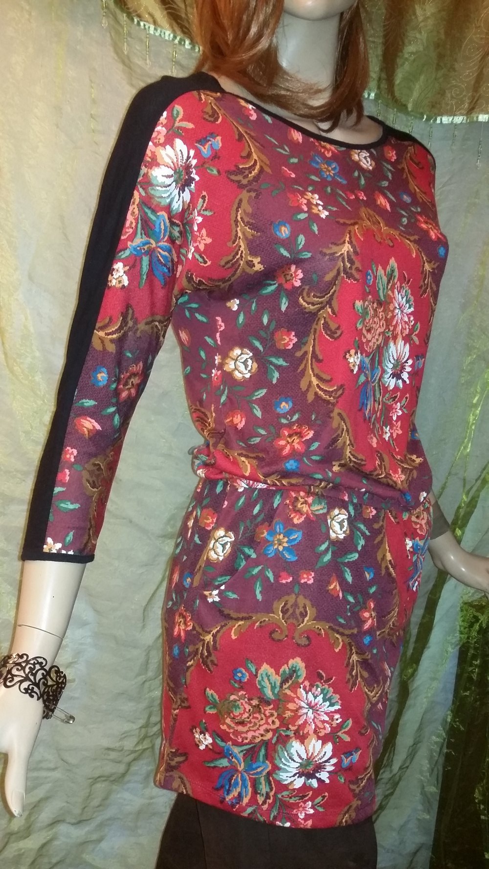 Florales Long-Shirt mit Folkloremuster in schönen kräftigen Farben 