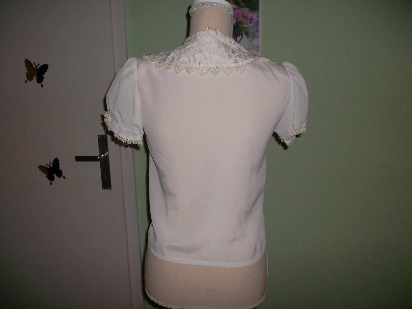 feine bluse,weiss mit blümchen am kragen,gr.128