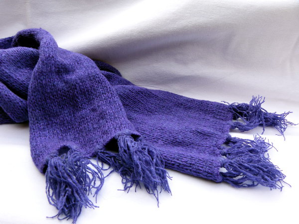Chenille Strickschal in lila mit Fransen, Gothic Mori Goa Festival Lagenlook