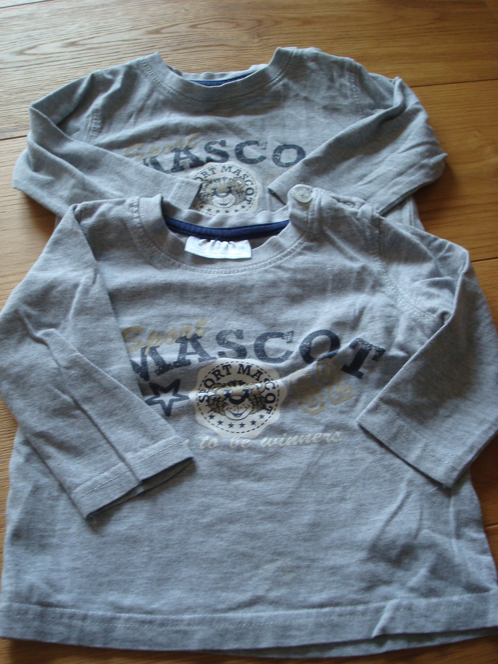 2 gleiche Langarmshirts / Pullover für Jungen