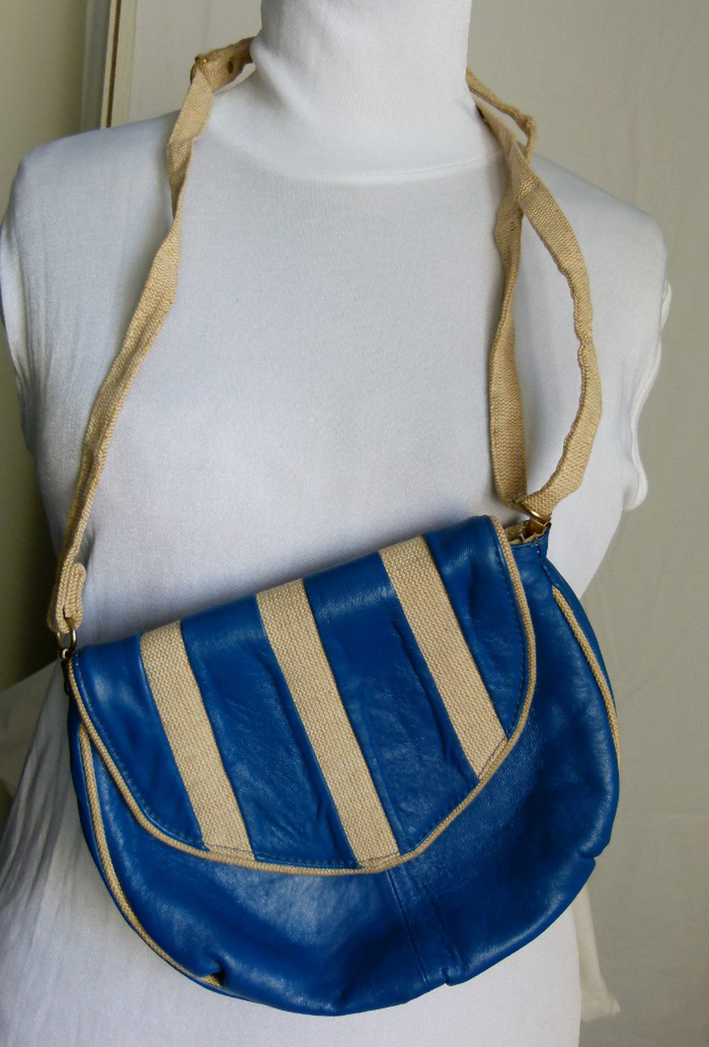 Umhängetasche, original aus den 70er Jahren, Echtleder in blau, mit natur Jute-Trageriemen, Tasche Boho Mori Hippie Festival Goa