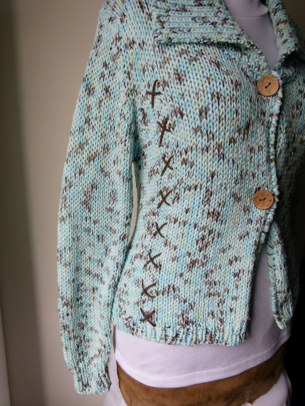 Strickjacke Cardigan, pastellblau braun meliert, mit Zierschnürung, Boho Hippie Goa Festival Elfen Mori Lagenlook