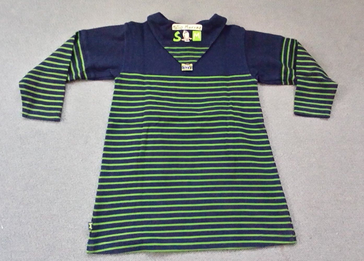 Süßes Kleid in Marinestil