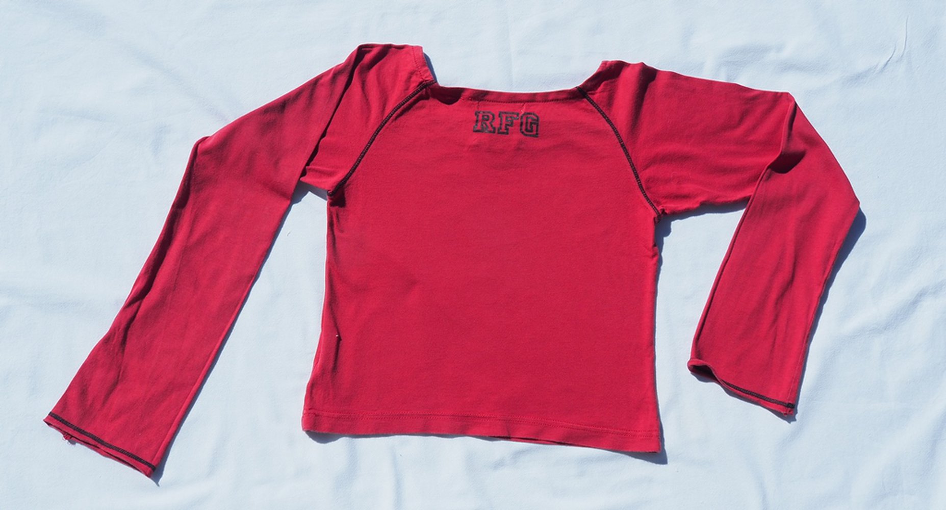 Bordeauxrotes Langarmshirt von RFG mit Seepferedchen