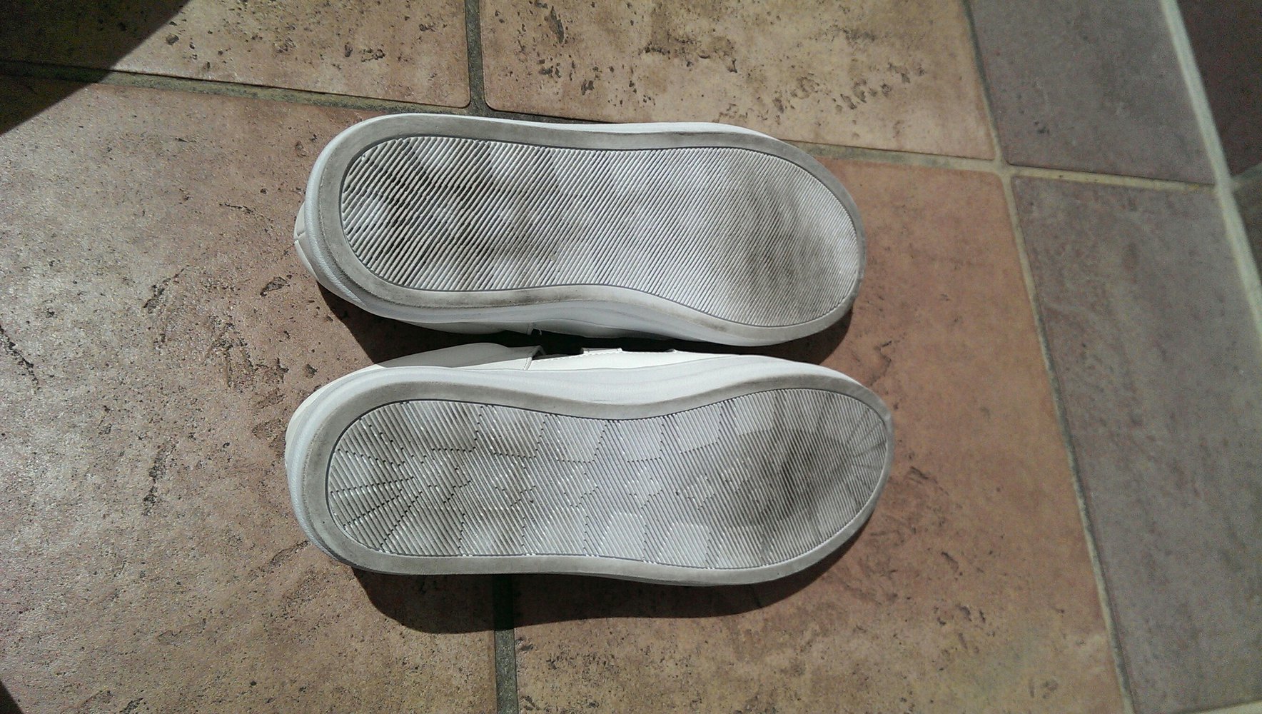 Coole weiße Schuhe mit Cutouts