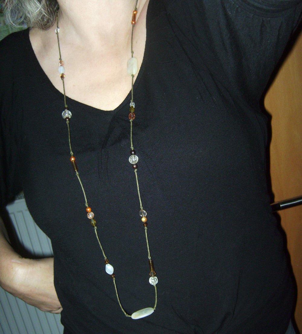 Verschenke Kette Modeschmuck Perlen Kunststoff rostbraun mandarine lang, Boho, Steinoptik an Knüpfband zu Warenkauf