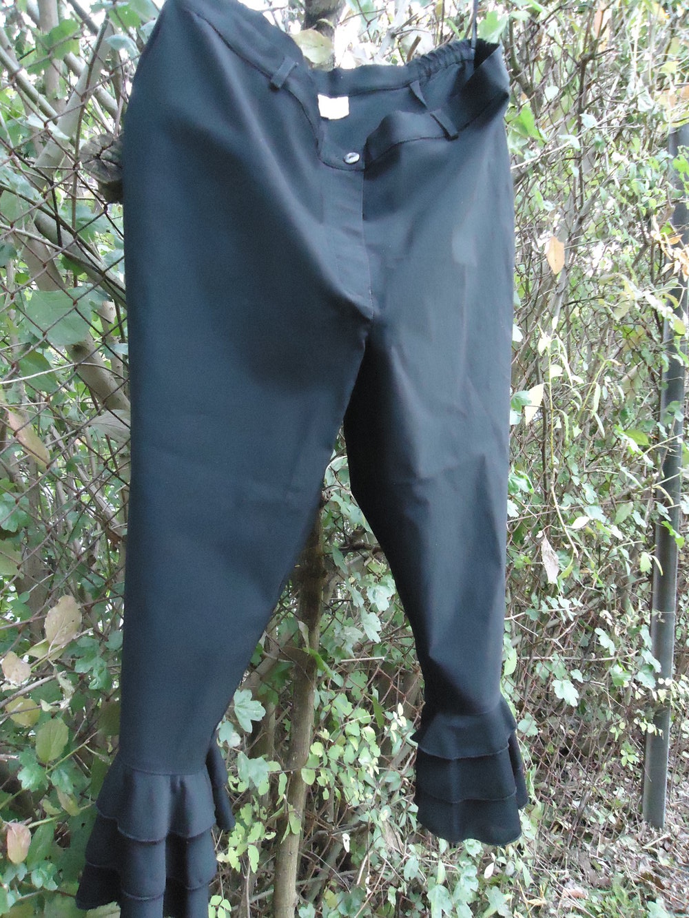 Gerade geschnittene Hose mit Rüschen am Saum 