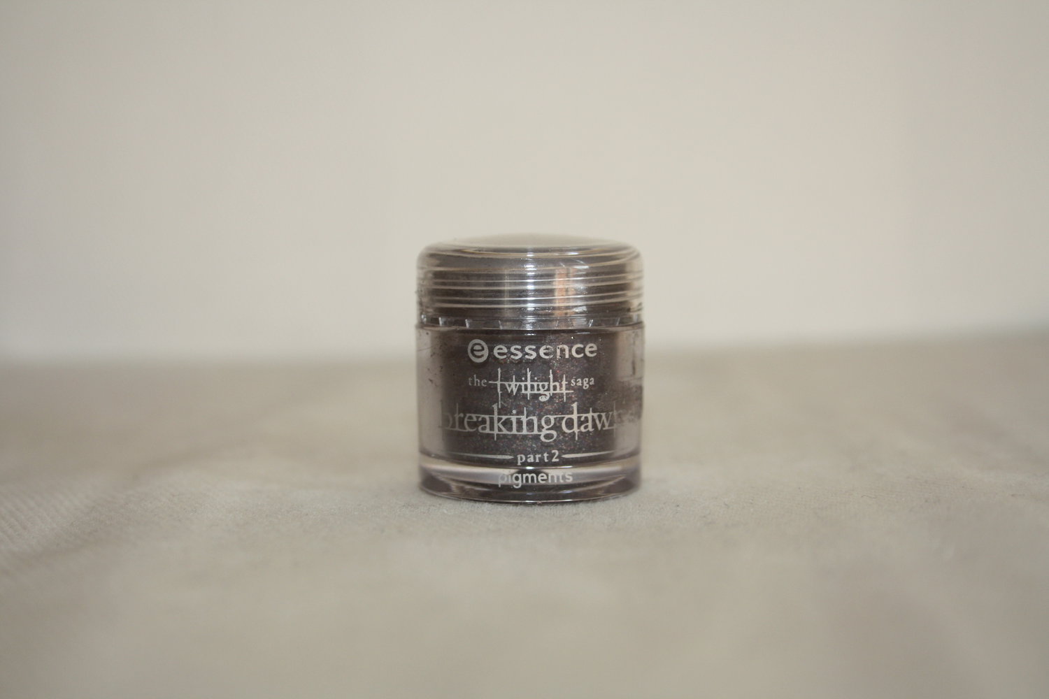 * essence Pigment the twilight saga LE 04 Edward's love