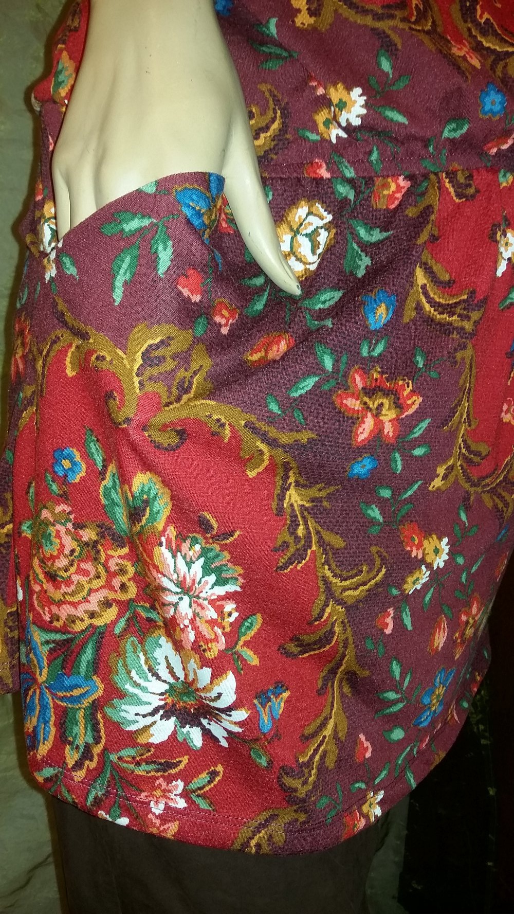 Florales Long-Shirt mit Folkloremuster in schönen kräftigen Farben 