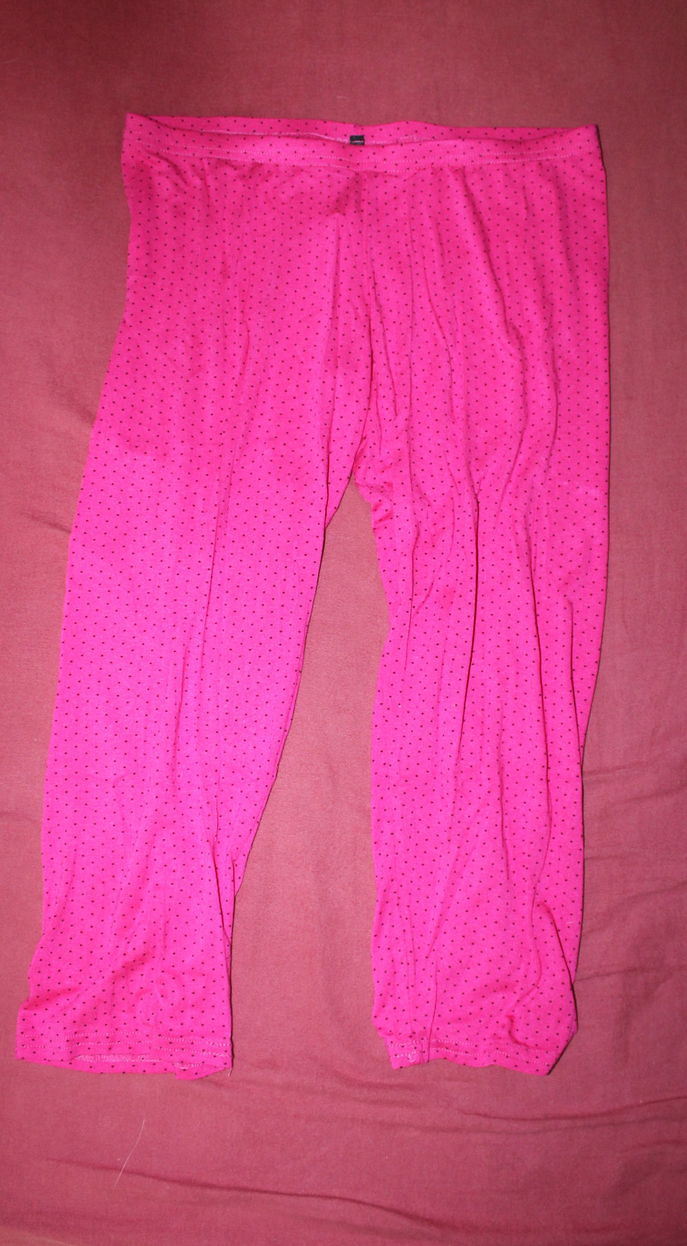 knallige  Capri - Leggings in leuchtendem Pink mit Punkten